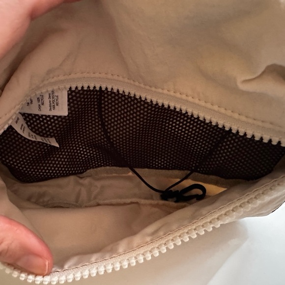 Lululemon White Opal Clean Lines 2L Belt Bag - Picture 3 of 4